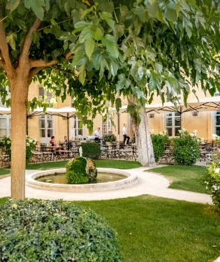 jardin café caumont terrasse arbres