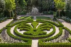 Jardins bas Hôtel de Caumont broderie de buis et fontaine des trois tritons