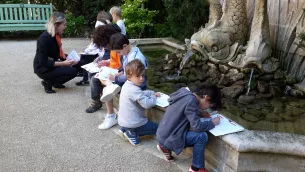 Ciné-ateliers et visites-ateliers enfants assis jardins