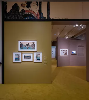 photo in situ des estampes japonaises sur un mur jaune dans l'exposition "Bonnard et le Japon"