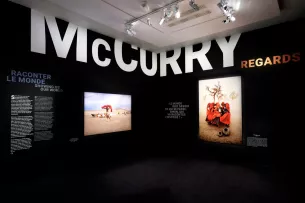 exposition McCurry murs noirs