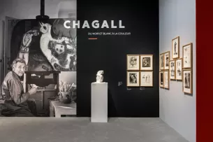 Scénographie exposition Chagall rouge blanc noir