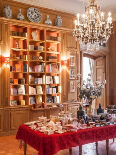 A book & gift shop installed in the old library Caumont